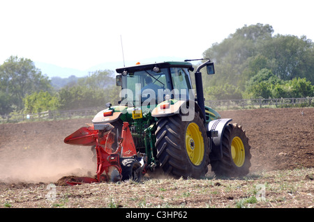 John Deere Traktor Pflügen, Worcestershire, England, UK Stockfoto