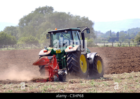 John Deere Traktor Pflügen, Worcestershire, England, UK Stockfoto