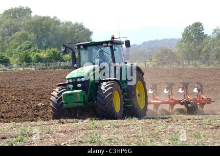 John Deere Traktor Pflügen, Worcestershire, England, UK Stockfoto