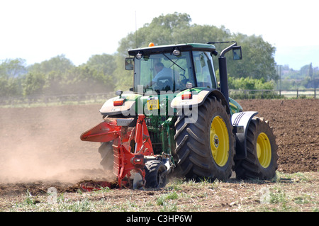 John Deere Traktor Pflügen, Worcestershire, England, UK Stockfoto