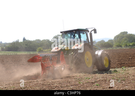 John Deere Traktor Pflügen, Worcestershire, England, UK Stockfoto