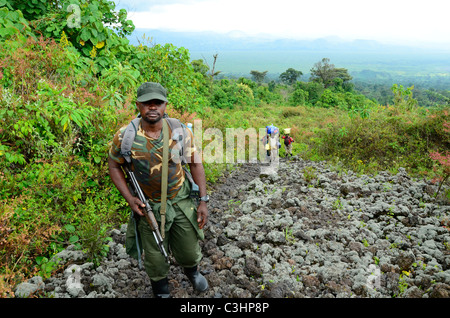 Wandern auf Nyiragongo Vulkan in der alpinen Region des Virunga Nationalparks, Osten der Demokratischen Republik Kongo. Stockfoto