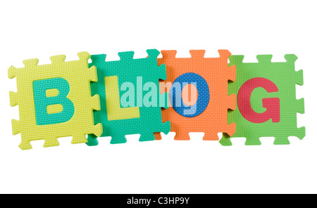 Alphabet-Blöcke bilden das Wort BLOG auf weißen Hintergrund isoliert Stockfoto