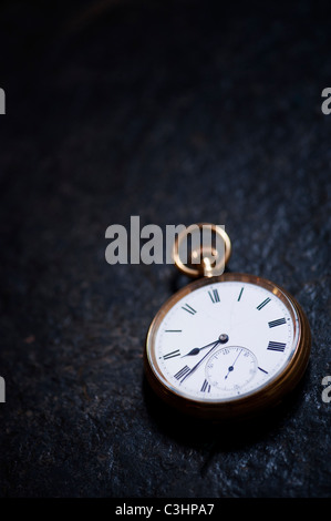 Alten open Face Taschenuhr auf Schiefer Stockfoto