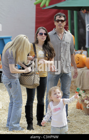 Scott Baio, Frau Renee Sloan mit ihren Töchtern zu besuchen Mr Bones Pumpkin Patch West Hollywood, Kalifornien - 18.10.09 Stockfoto