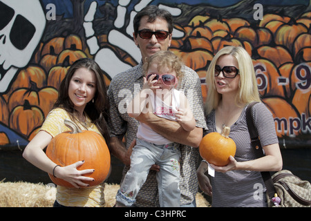 Scott Baio, Frau Renee Sloan mit ihren Töchtern zu besuchen Mr Bones Pumpkin Patch West Hollywood, Kalifornien - 18.10.09 Stockfoto