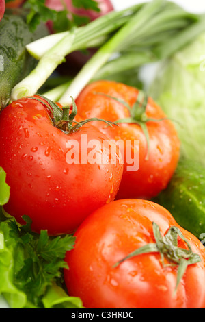 frisches Gemüse auf dem weißen Hintergrund Stockfoto