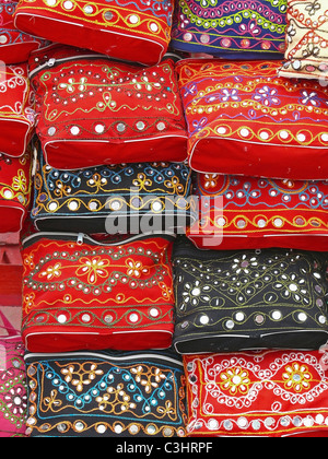 Handgefertigte Taschen auf dem Display stehen, Pune, Maharashtra, Indien Stockfoto