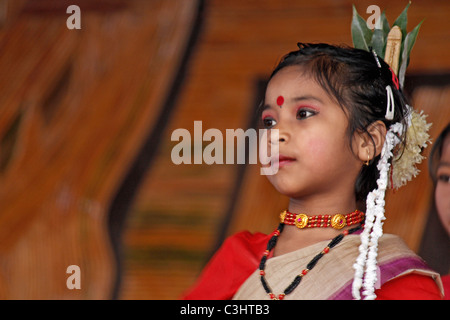 Bihu, Assamesisch Stämme Durchführung traditioneller Bihu Tanz auf Namdapha Eco Kulturfestival, Miao, Arunachal Pradesh, Indien Stockfoto