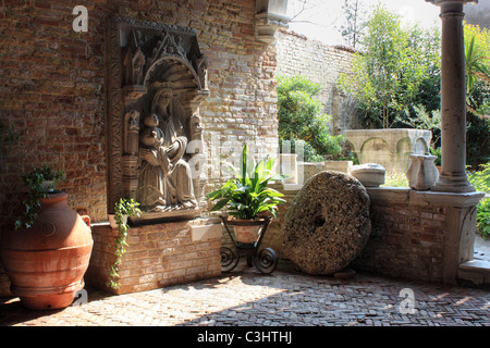 Hof der Chiesa di S. Caterina, Mazzorbo Insel Burano, Venedig, Italien Stockfoto