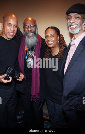 Glenn Turner, Richie Havens, Kim Jordan und Gil Scott-Heron Gil Scott-Heron führt bei b.b. King Blues Club - hinter den Kulissen neue Stockfoto