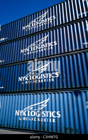 Stapel von NYK Logistics intermodal Container im Hamburger Hafen. Stockfoto