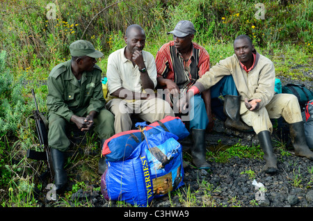 Rangers und Träger auf aktiven Vulkan Nyiragongo im Virunga-Nationalpark, Osten der Demokratischen Republik Kongo, Zentralafrika. Stockfoto