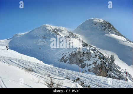 Ein Skifahrer im Vogel Ski Centre am Orlove Glave - Zadnji Vogel Piste im slowenischen Triglav Nationalpark Stockfoto