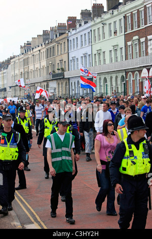 Die EDL Demonstration marschieren in Weymouth, Dorset Stockfoto