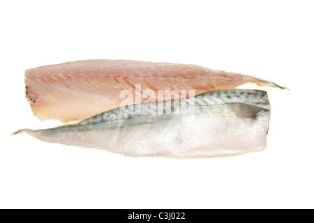 Zwei Makrele Fischfilets isoliert auf weiss Stockfoto