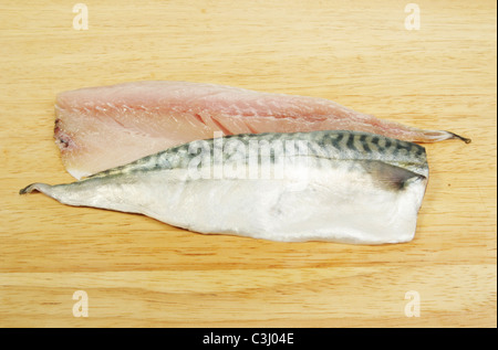 Frische Makrelen Fischfilets auf einem Holzbrett Stockfoto