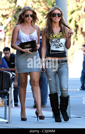 Audrina Patridge und Lo Bosworth film Szenen für die neue Staffel von "The Hills" außerhalb Fratellis Restaurant auf der Melrose Avenue Stockfoto