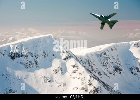 Blick in Richtung Cairn Toul über Lairig Ghru von Ben Macdui auf Cairngorm Plateau, Schottland, UK, mit einem niedrig fliegenden Jet. Stockfoto