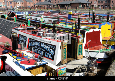 Kanal schmale Boote vertäut nebeneinander in einem Kanal-Becken am National Waterways Museum in Ellesmere in Cheshire Stockfoto