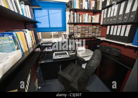 Kleine Schriftsteller Studie mit Schreibtisch Stuhl Laptop Computer Bücherregale Büroakten etc. Stockfoto