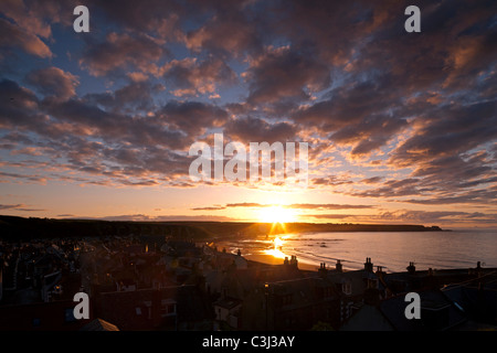 Blick über Dorf Cullen und Bay bei Sonnenuntergang, Moray Firth, Nord-Ost-Schottland Stockfoto