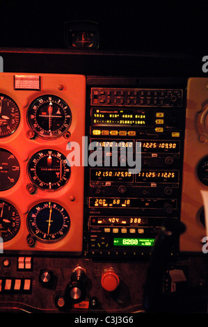 Radios, Kommunikation und Navigation Instrumenten Panel bei einem Nachtflug in einer Cessna 172 fliegen Stockfoto