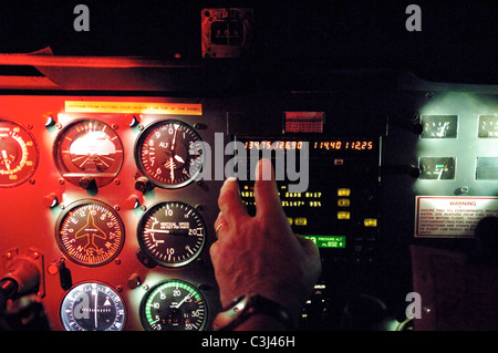 Instrumenten-Panel bei einem Nachtflug in einer Cessna 172 fliegen. Fliegeruhr ändernden Frequenz. Stockfoto