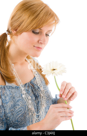 Romantische junge Frau Halt Blume Gerbera Daisy auf weiß Stockfoto