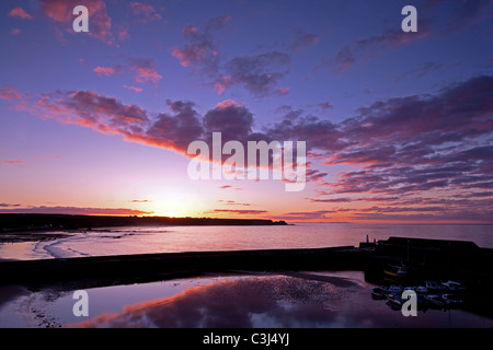 Blick über Dorf Cullen und Bay bei Sonnenuntergang, Moray Firth, Nord-Ost-Schottland Stockfoto