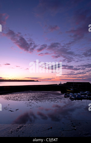 Blick über Dorf Cullen und Bay bei Sonnenuntergang, Moray Firth, Nord-Ost-Schottland Stockfoto