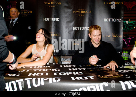 Ashley Greene und Kellan Lutz "The Twilight Saga: New Moon" Stars Fans treffen und Autogramme bei Hot Topic in der Westfield Stockfoto