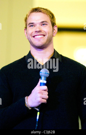 Kellan Lutz "The Twilight Saga: New Moon" Stars Fans treffen und Autogramme bei Hot Topic in der Westfield Fox Valley Mall Stockfoto