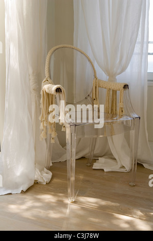 Philippe Starck Louis Ghost Stuhl mit Details von Isabel Marant Stockfoto