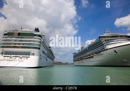 Zwei Kreuzfahrtschiffe im Dock in St Johns Antigua Stockfoto