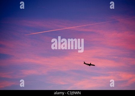 Flugzeug-Kondensstreifen bei Sonnenuntergang in der Nähe von Windermere UK Stockfoto