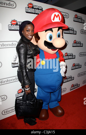 Estelle und Mario 25 Jahre Mario Feier auf der Nintendo World Store New York City, USA - 12.11.09 Stockfoto