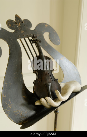 F Loch Notenpult mit Violine und Hand Kleinplastik Stockfoto