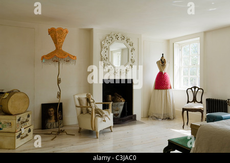 Kleiden Sie dummy-Hersteller und Lampenschirm in Wohn-und Esszimmer mit Kamin und Vintage Stämme Stockfoto