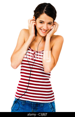 Junge Frau anhören von Musik über Ohrhörer isoliert auf weiß Stockfoto
