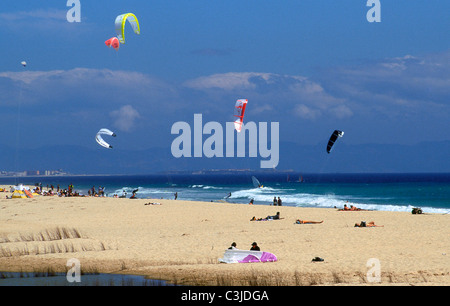 Kitesurfen am Strand Valdevaqueros. Tarifa. Costa De La Luz. Provinz Cadiz. Andalusia.Spain. Stockfoto