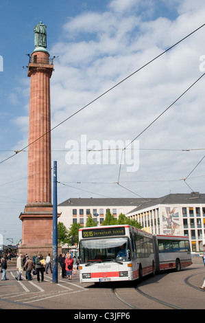 Ein Mercedes-Benz artikuliert Bus fährt die 33 Meter Colomn supportin eine Statue von Ludwig i., erster Großherzog von Hessen in Darmstadt Stockfoto