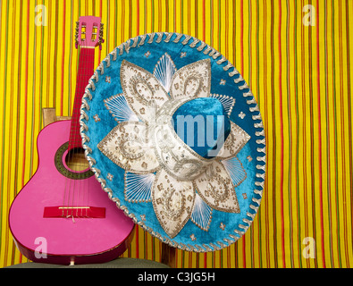 Mariachi Stickerei mexikanischen Hut rosa Gitarre in gestreiften Hintergrund Stockfoto