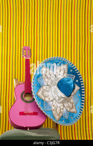 Mariachi Stickerei mexikanischen Hut rosa Gitarre in gestreiften Hintergrund Stockfoto