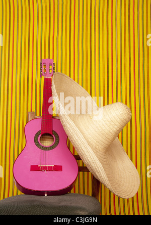 Charro mexikanischen Hut rosa Gitarre in gestreiften Hintergrund Stockfoto