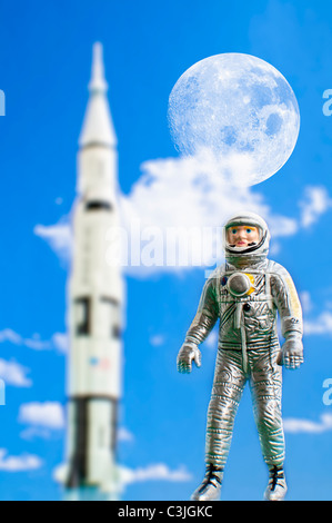 Figur der Astronaut mit Rakete im Hintergrund Stockfoto