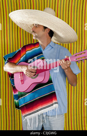 Mexikanische Mann Sarape Poncho Sombrero spielen Gitarre typischen Mexiko Stockfoto