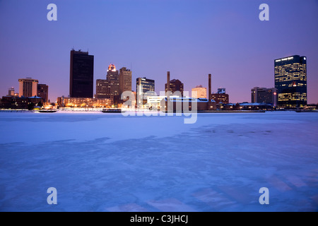 USA, Ohio, Toledo Skyline über gefrorenen Fluss, Dämmerung Stockfoto