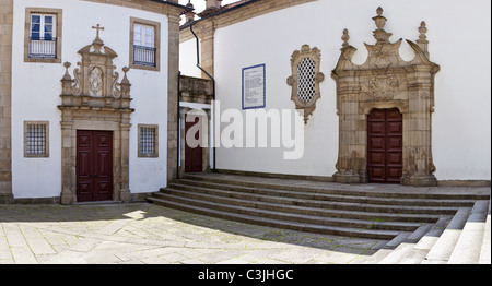 Lar de Sao Francisco (Altersheim) Portal in Guimaraes, Portugal. Stockfoto