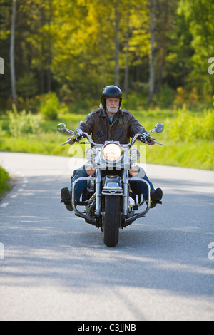 Senior woman auf Oldtimer Motorrad Stockfoto